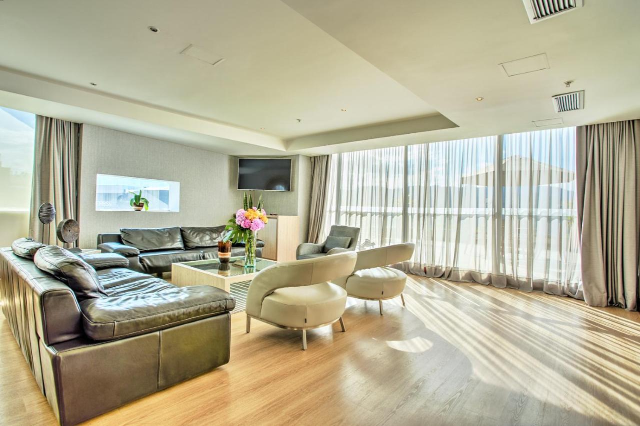 Hotel San Fernando Plaza Medellín Esterno foto A living room in a suite at the hotel