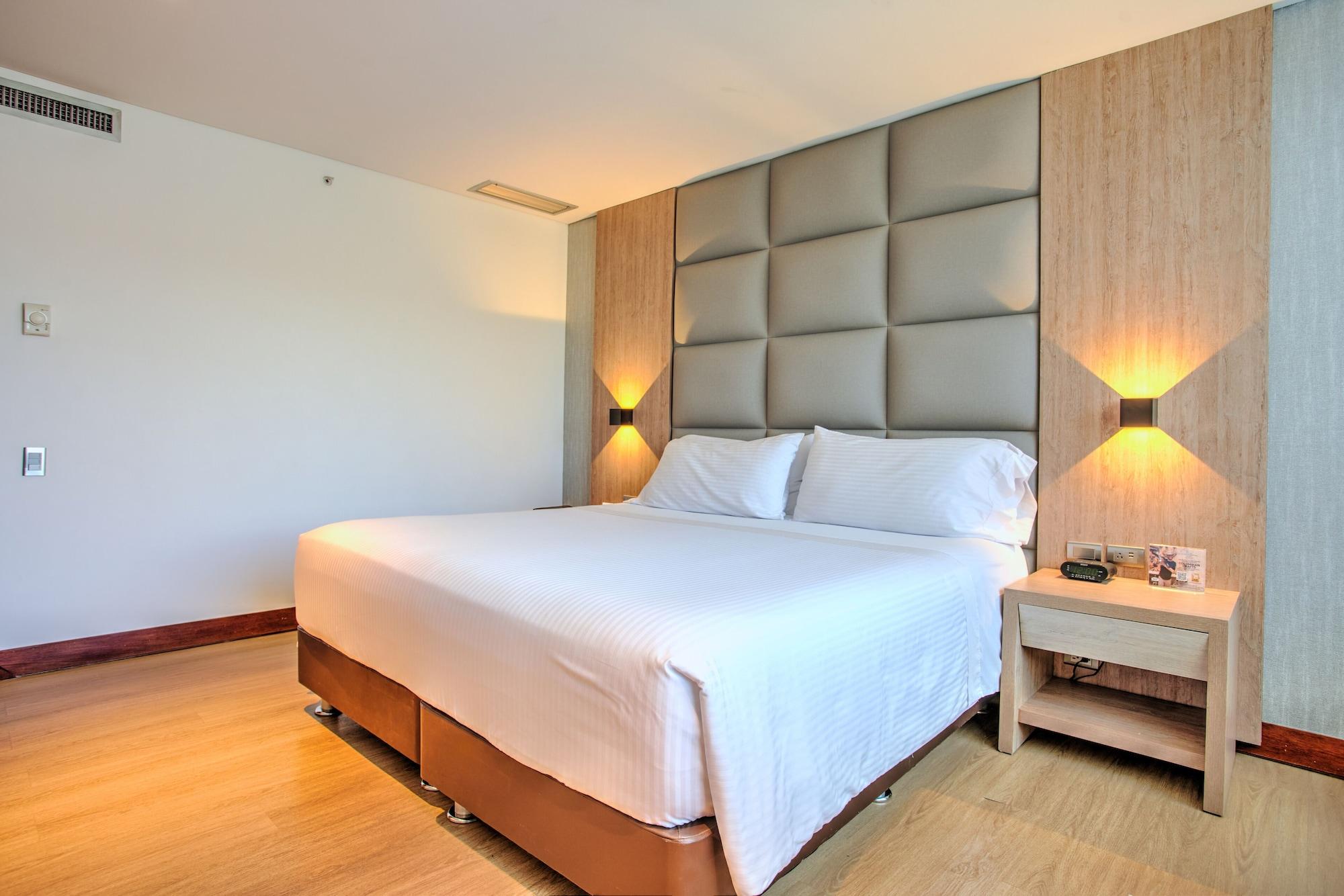 Hotel San Fernando Plaza Medellín Esterno foto A bedroom at the hotel